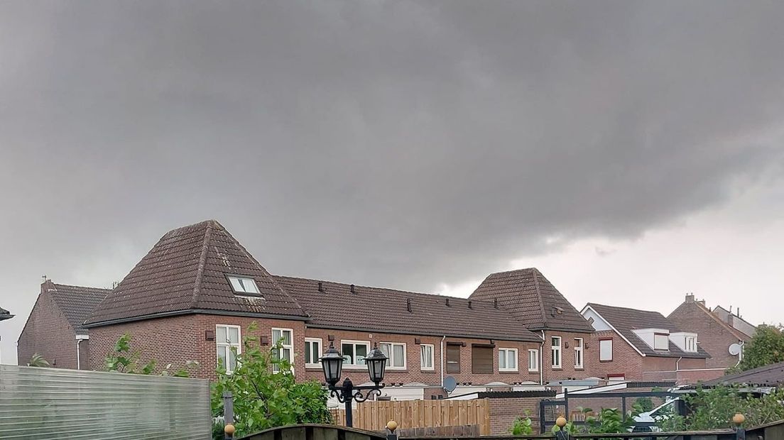 Donkere wolken trekken over Limburg.