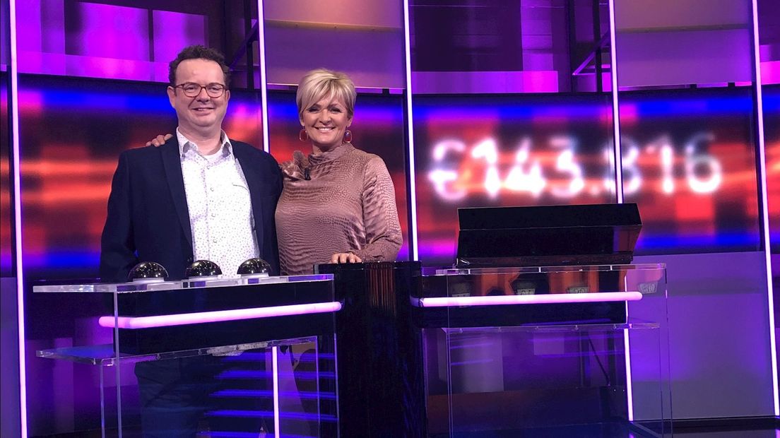 Jan uit Enter met presentatrice Caroline Tensen