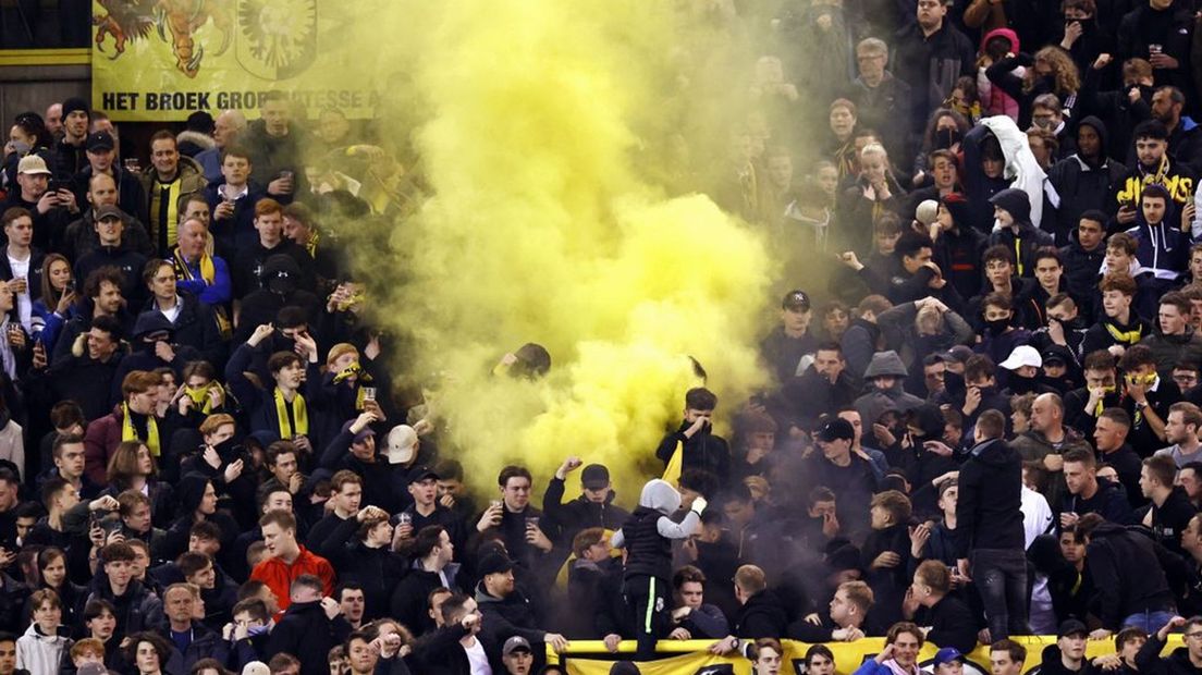 Vitessesupporters met vuurwerk tijdens de Conference League-wedstrijd tegen AS Roma in het GelreDome van afgelopen donderdag.