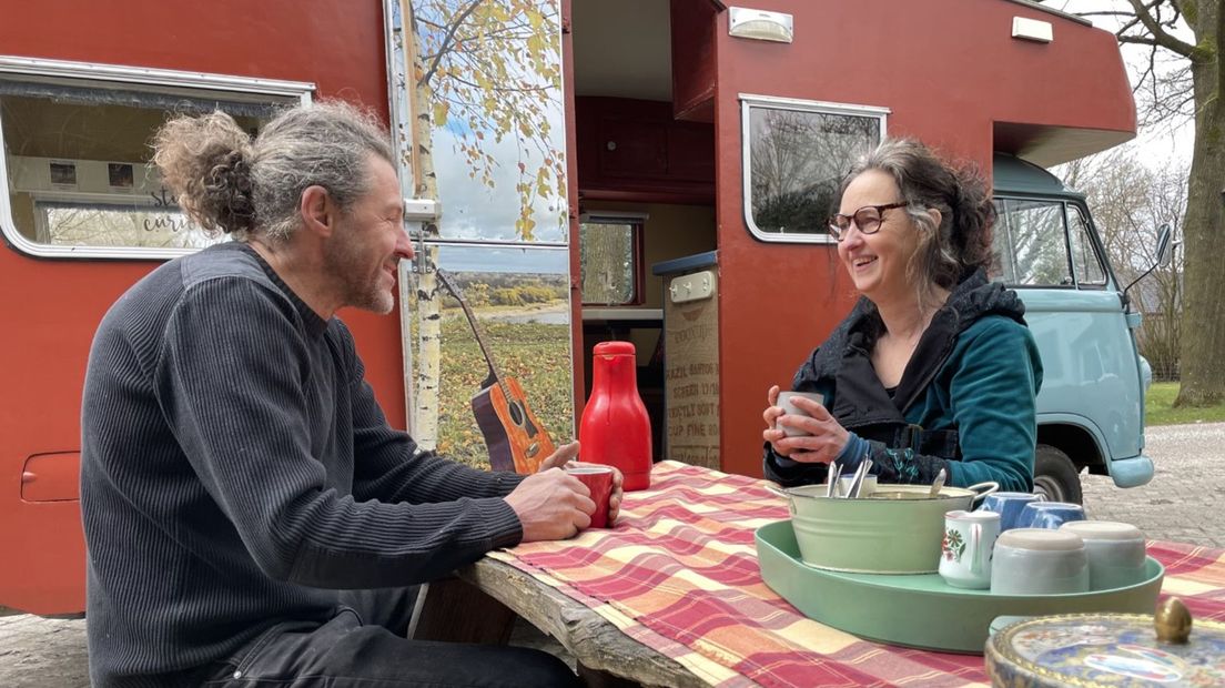 Martin en Manilde Matthijsse van Tralaluna voor een van hun kampeerbussen