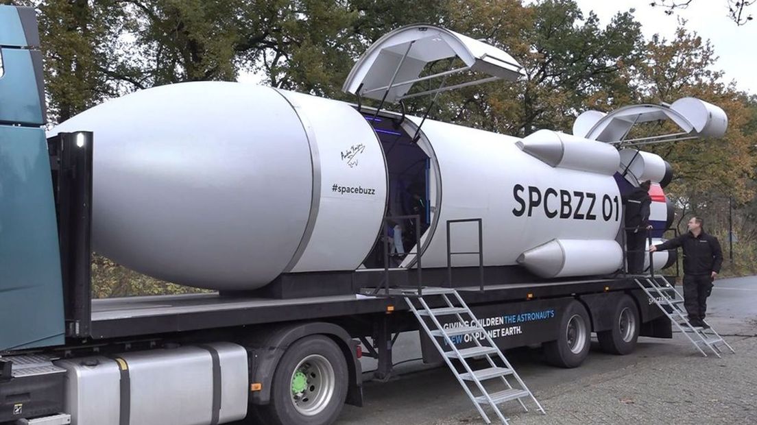 De SpaceBuzz die maandag voor de basisschool in Apeldoorn parkeerde.