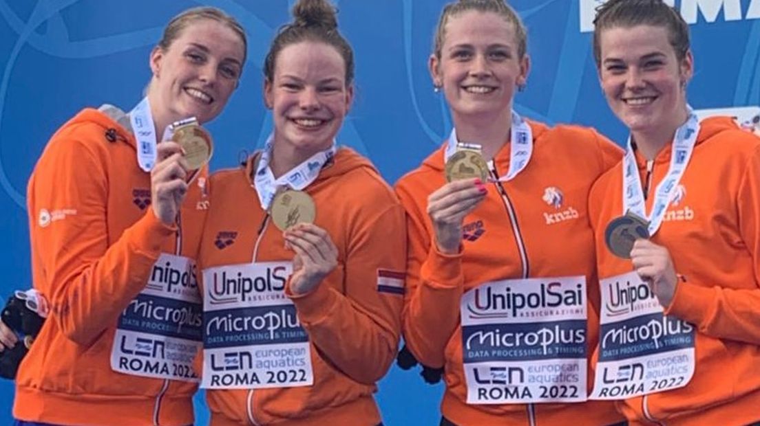 Janna van Kooten (tweede van links) met de gouden medaille