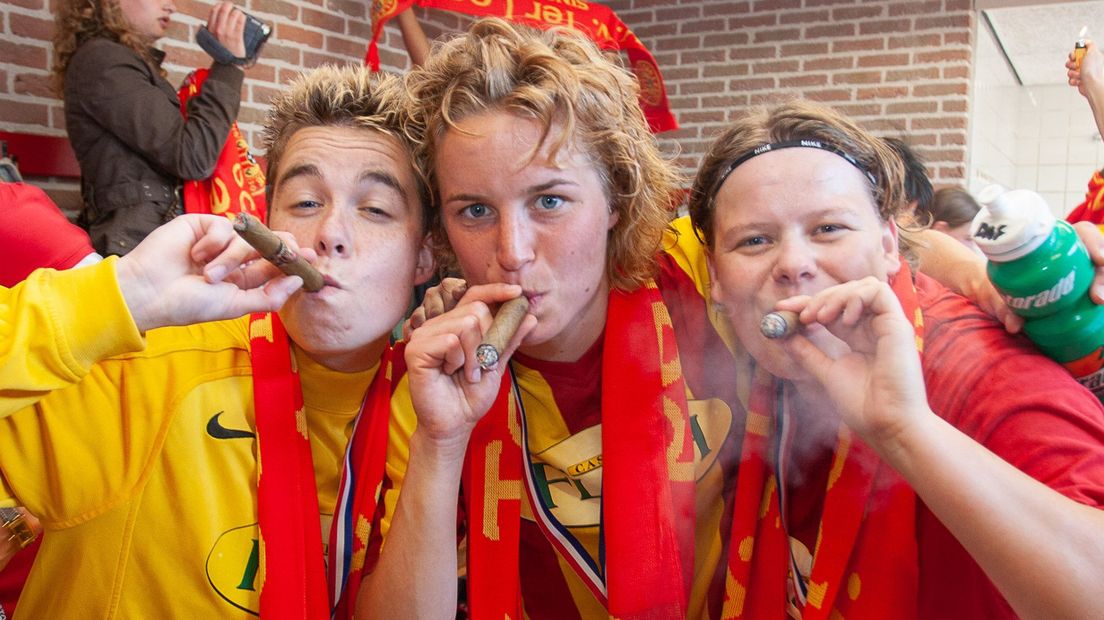 Daphne Koster (midden) na de kampioenswedstrijd in 2007.
