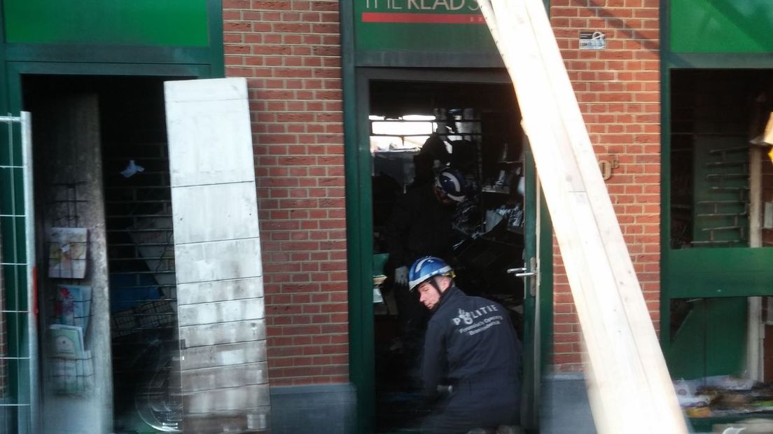 De eigenaar van The Read Shop in Kerkdriel die maandag werd mishandeld door plofkrakers, ligt nog in het ziekenhuis. Daar blijft hij in elk geval dinsdag nog, zegt zijn zoon.