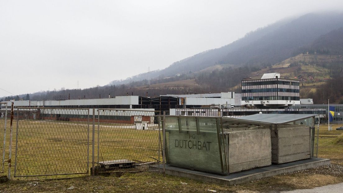 De entree van het kamp van Dutchbat in Potocari bij Srebrenica