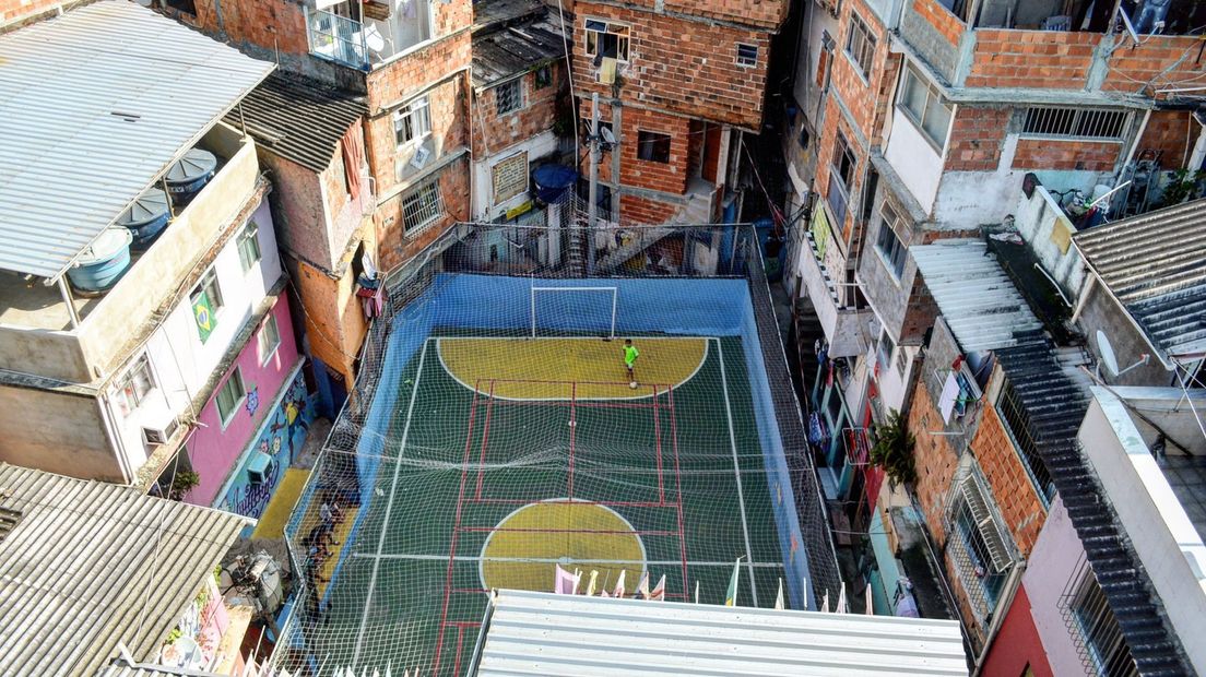 Een voetbalveldje in een favela