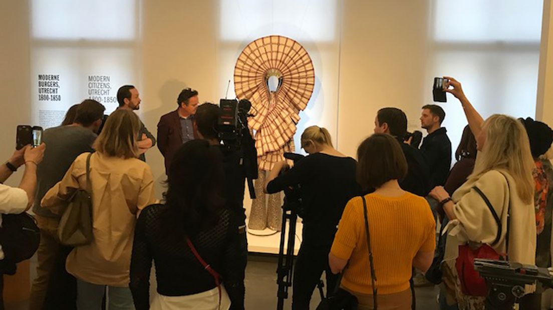 Jan Taminiau bij de overdracht van zijn ontwerpen in het Centraal Museum.