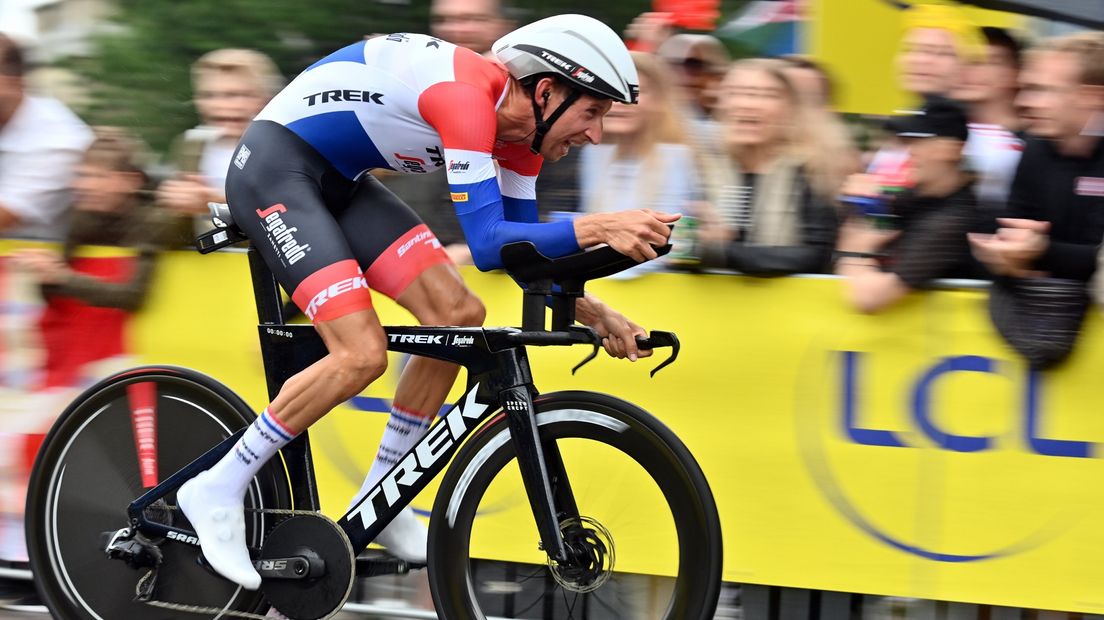 Bauke Mollema in de nationale kampioenstrui tijdens de proloog van de Tour de France afgelopen zomer