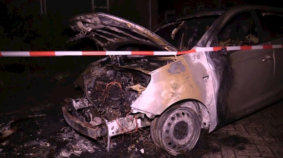 Het wrak van een van de in brand gestoken auto's in Haaksbergen
