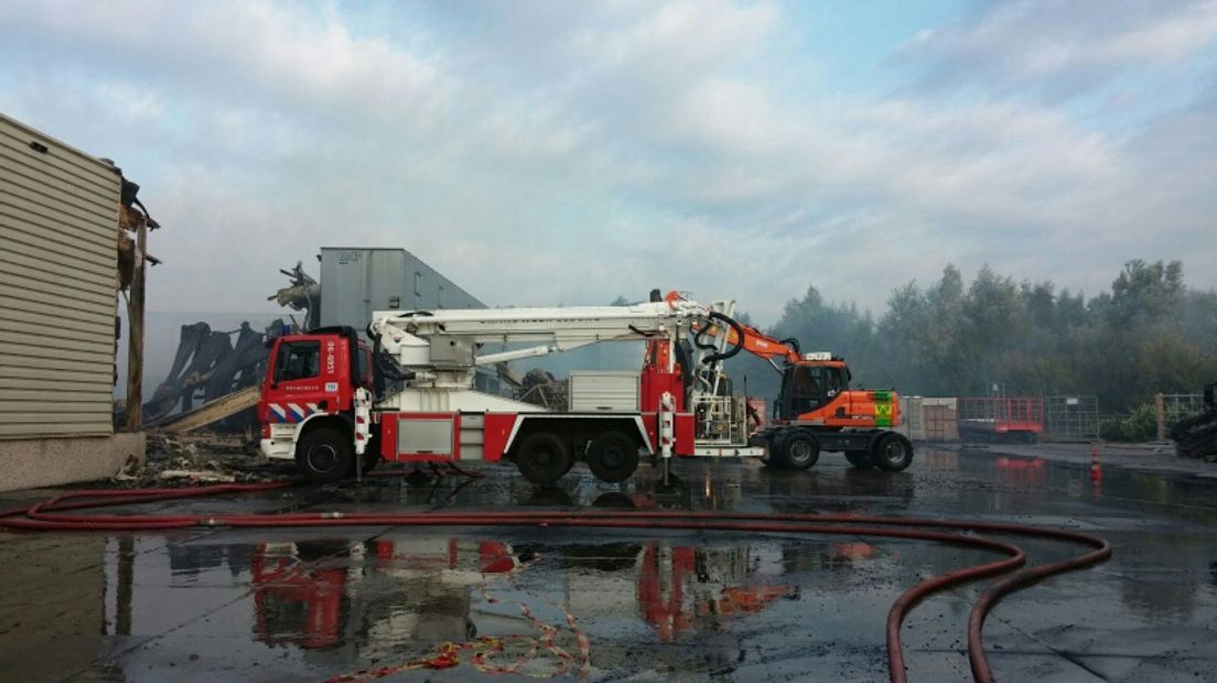 De brandweer is vandaag nog druk met het nablussen van Timmerfabriek Olofsen in Harderwijk. Het pand aan de Nobelstraat gingen vrijdagavond grotendeels in vlammen op.