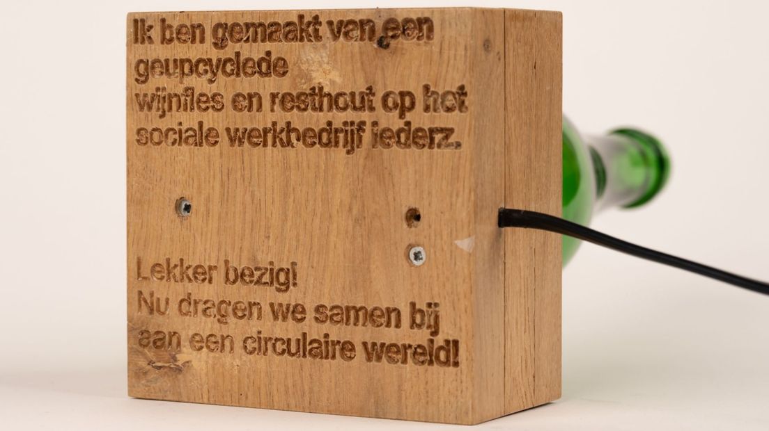 De onderkant van de kleinere Selfles-lamp