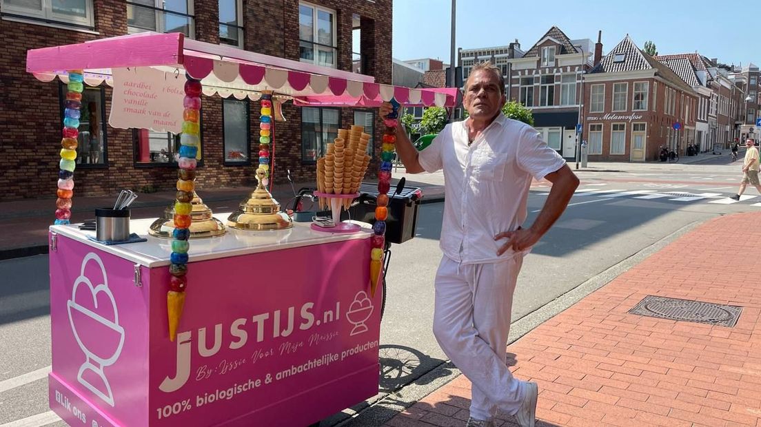 Charlie Westerhof met zijn zelfgebouwde ijscokar