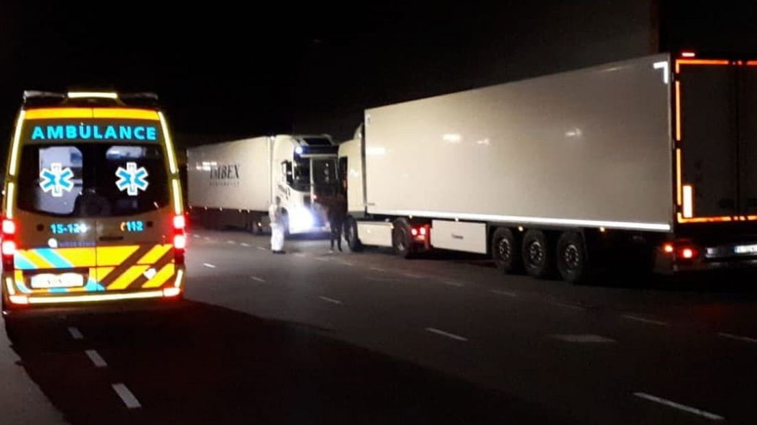 Ambulancepersoneel onderzocht de vrachtwagenchauffeur in het Westland. I