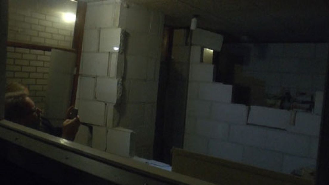 In een kelderbox van een flat aan de Van der Zandtstraat in Velp is een man dinsdagavond gewond geraakt bij een explosie.