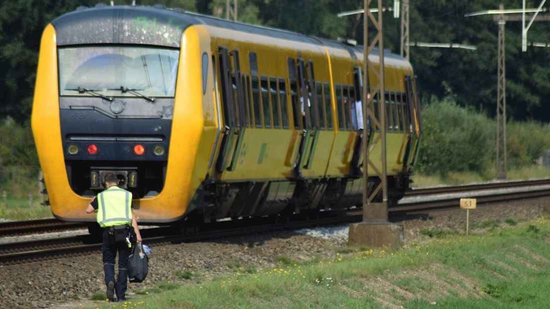 Politie brengt water naar de gestrande treinreizigers