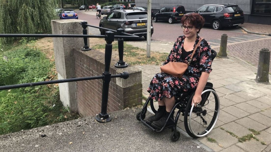 Deze brug in het centrum van Borculo kan Patricia Oostendarp niet op.