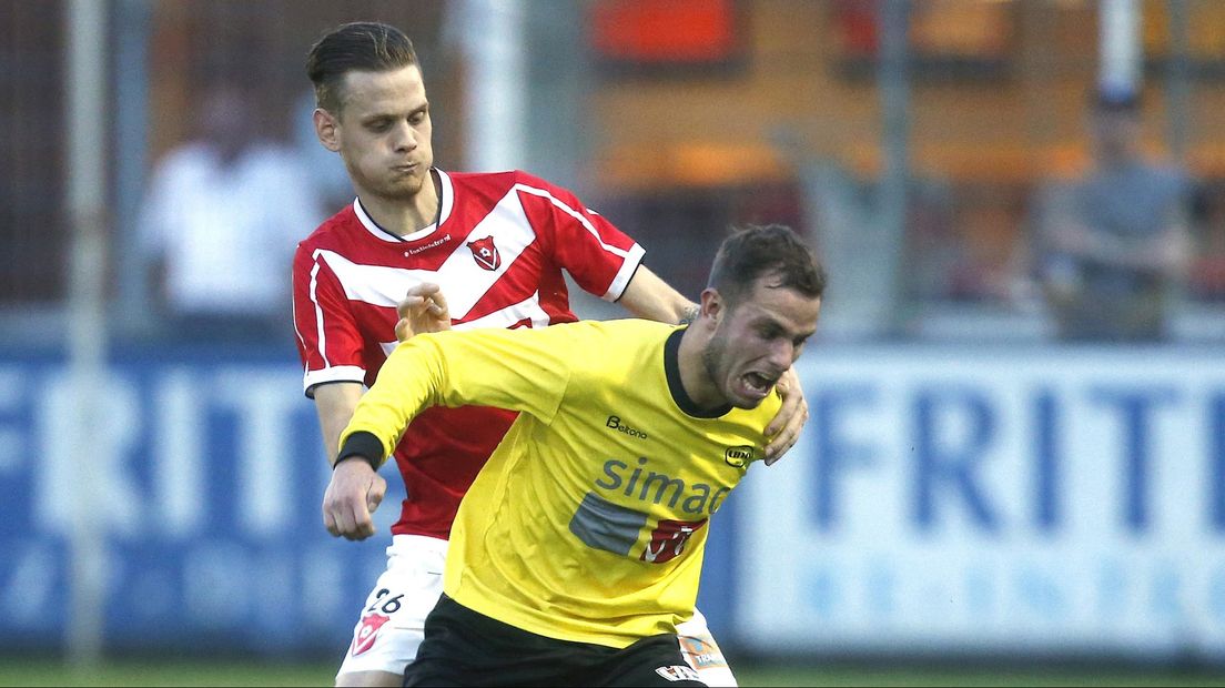 Streutker (in het rood) in duel met Tielemans van UNA