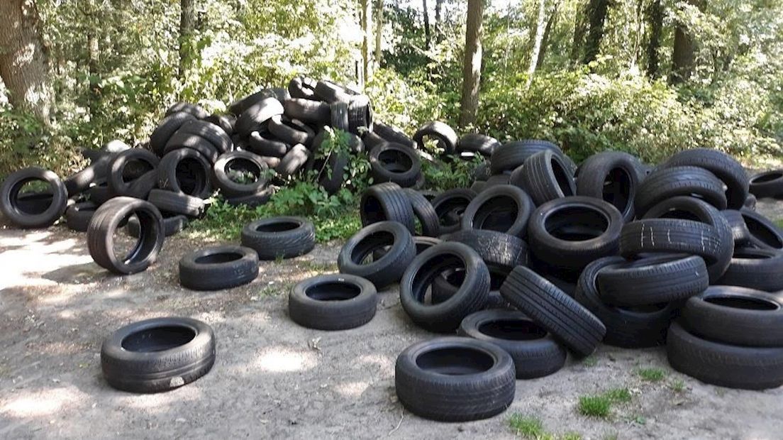 vragen iets Viool Enorme berg' autobanden gedumpt in Enschede, daders mogelijk uit Duitsland  - RTV Oost