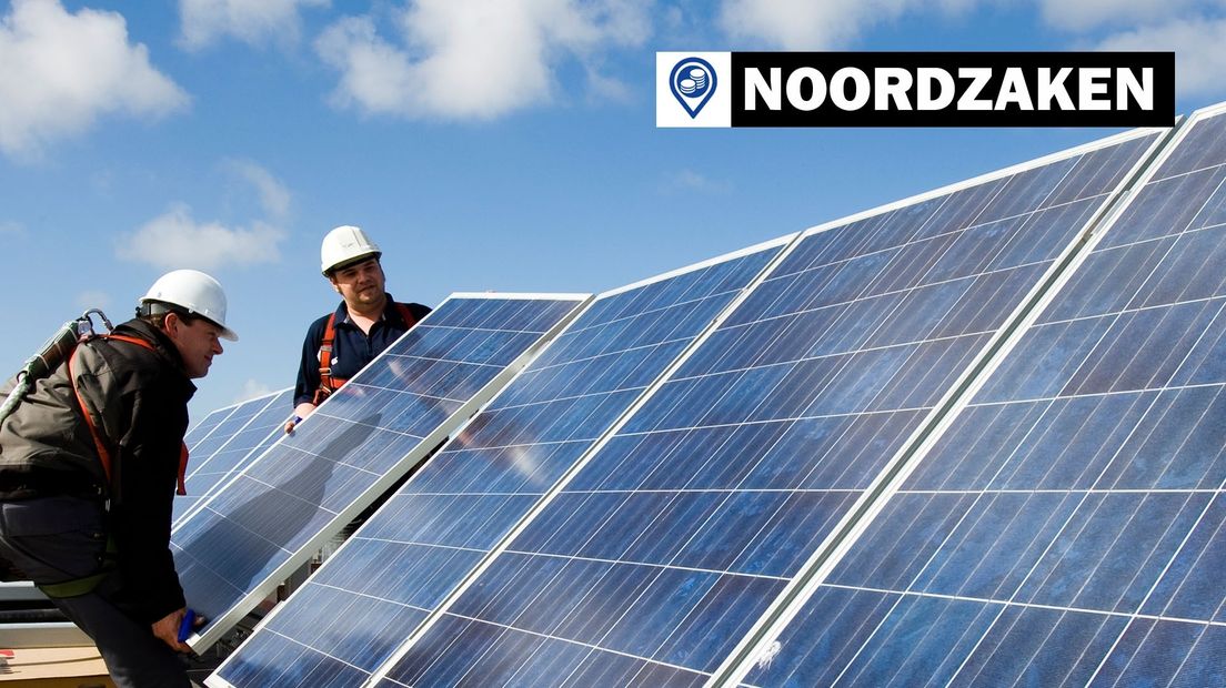 Monteurs installeren zonnepanelen op een dak