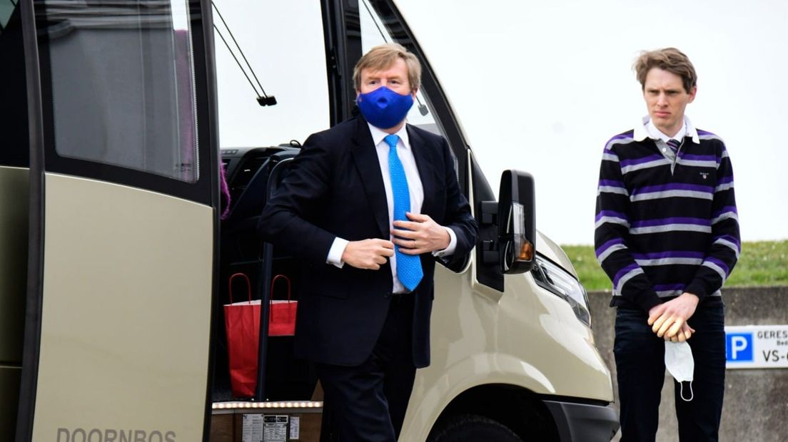 Koning Willem-Alexander stapt uit de bus
