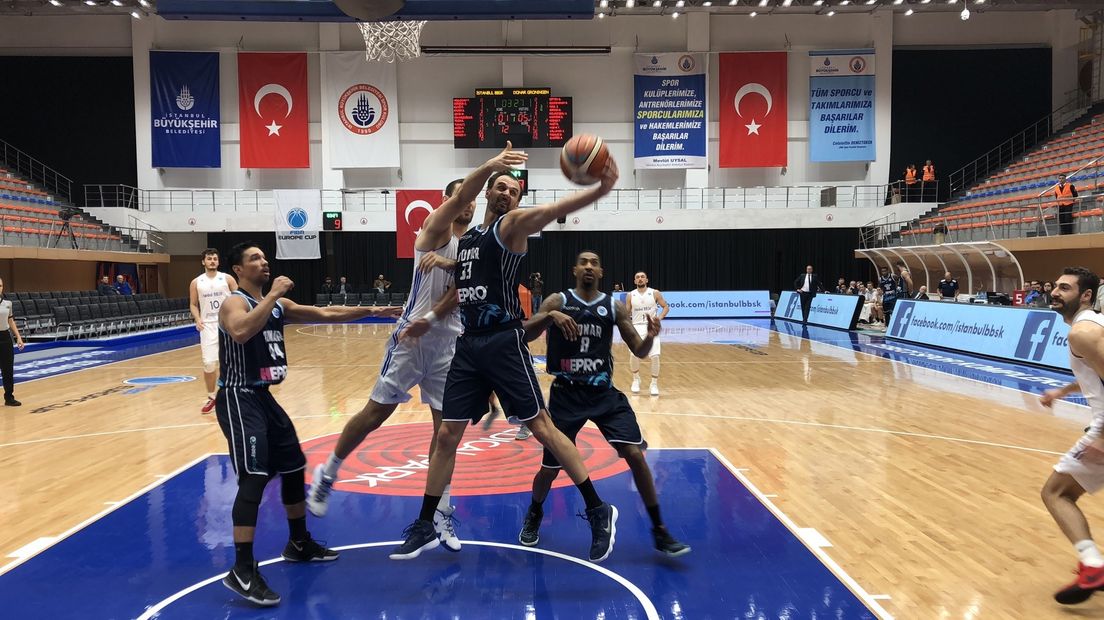 Drago Pasalic strijdt om balbezit onder de basket in Istanbul