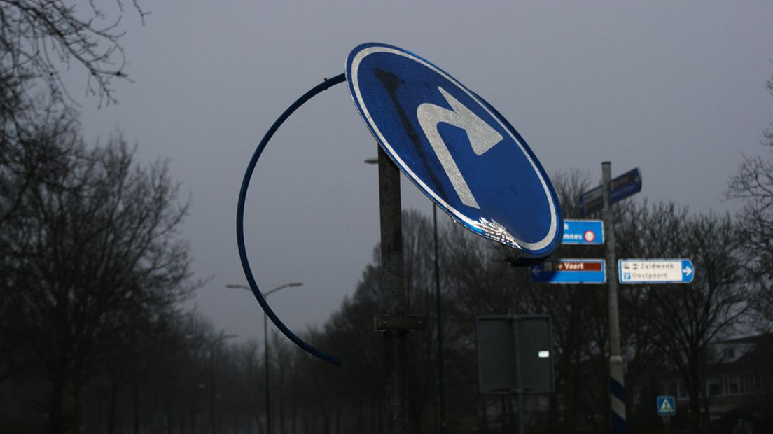 Een vernield verkeersbord in Bunschoten.