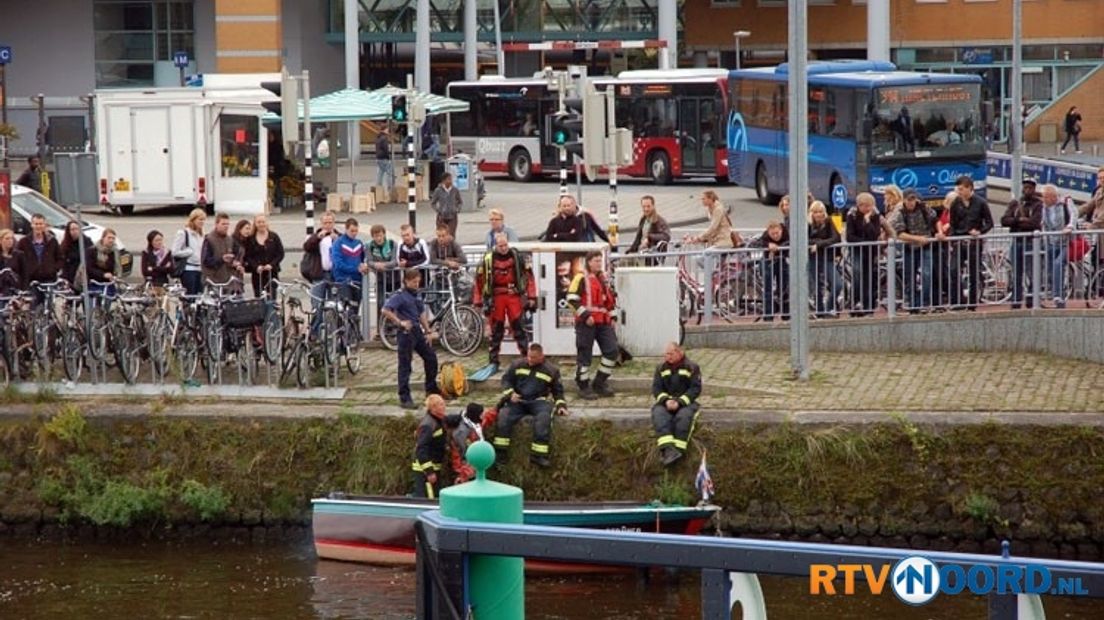 Eenmaal op vrije voeten nam de man een duik in het water bij het Groningen Museum