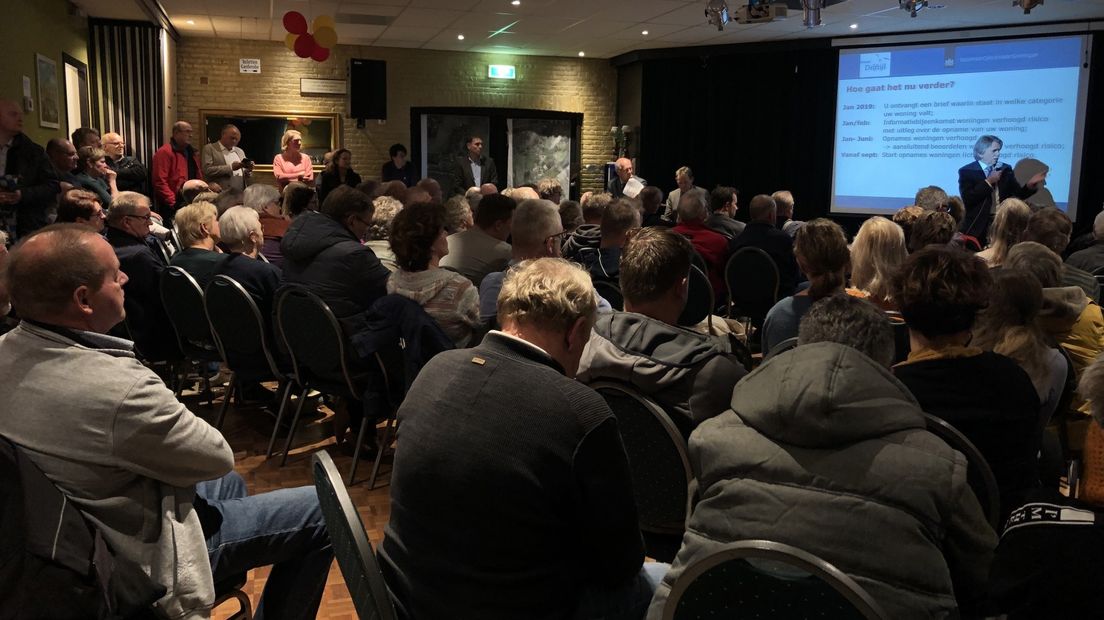 Een bomvolle zaal in Meedhuizen, vol bezorgde inwoners