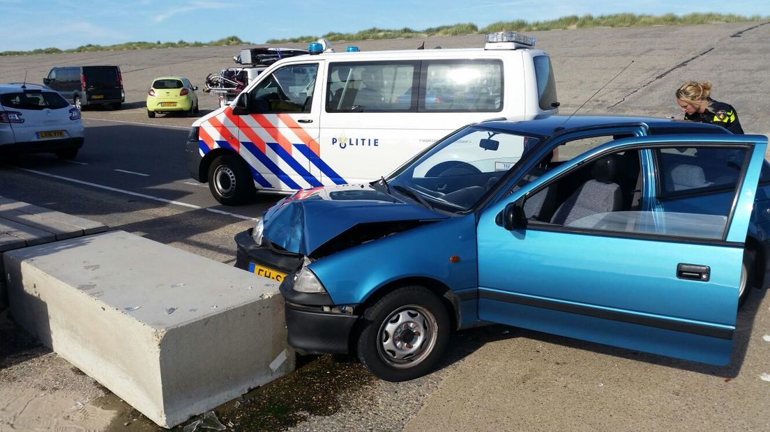 Door een stuurfout reed de bestuurder tegen een betonblok
