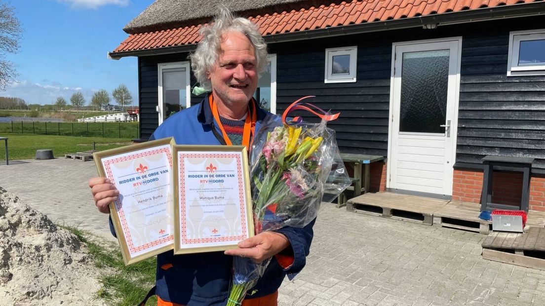 Hendrik Buma met bloemen en onderscheiding