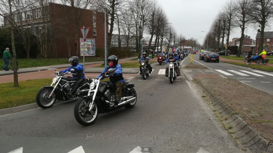 De motorrijders onderweg naar Oosterwolde (Rechten: Van Oost Media)