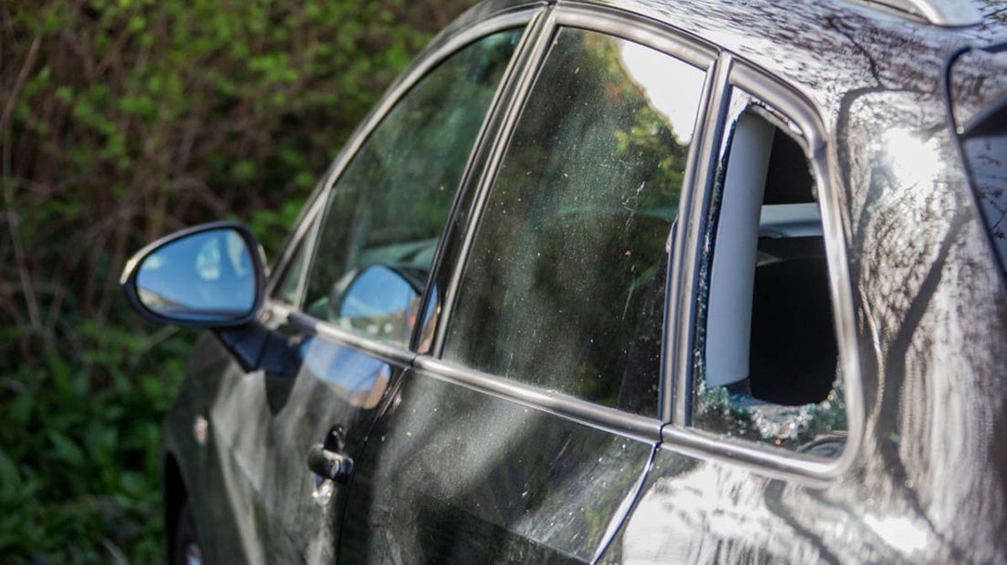 De inbrekers sloopten de ruit van deze auto.
