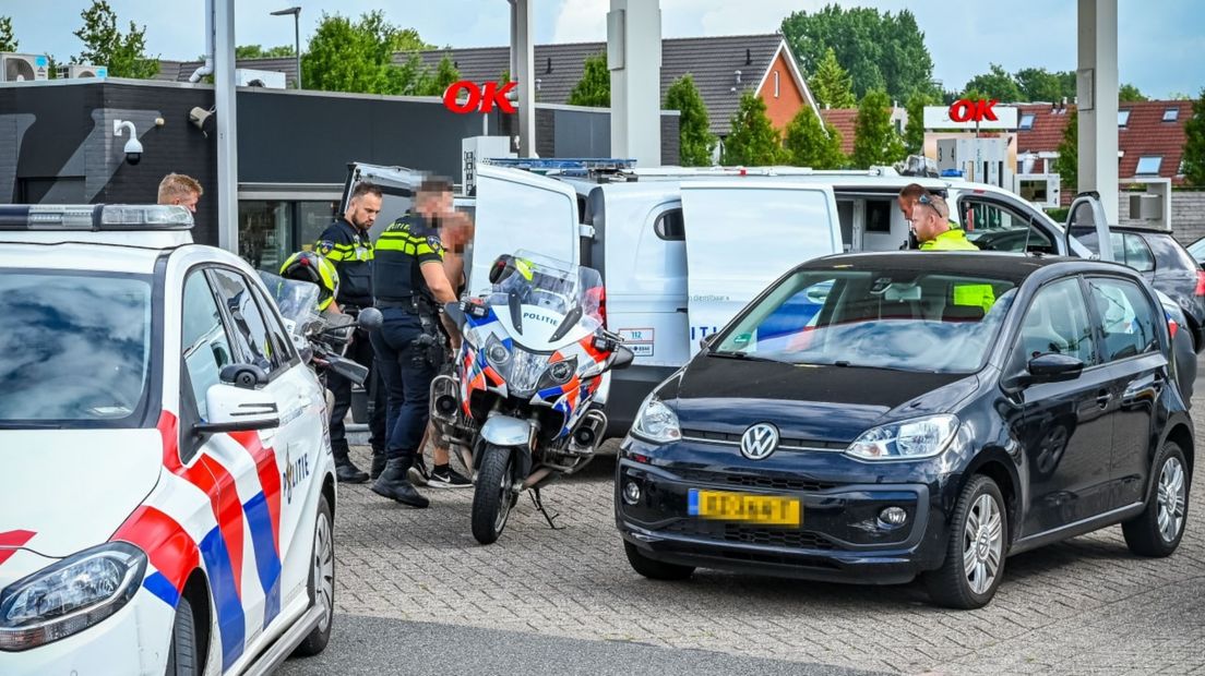 De politie neemt de gestolen auto in beslag