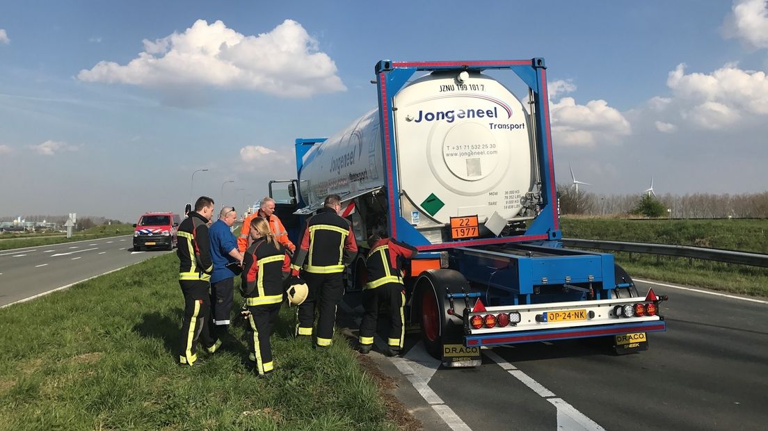 Losgeschoten tank op vrachtwagen stremde Sluiskilbrug (video)