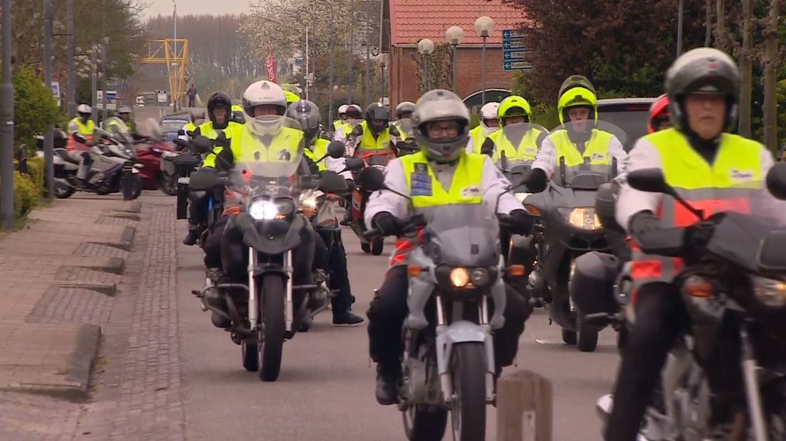 Zeventig motorrijders bewijzen laatste eer aan Rien (video)