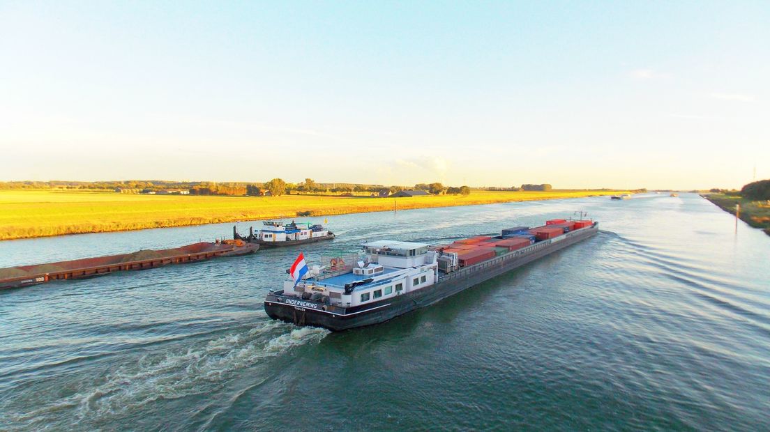 Binnenvaartschepen in Schelde-Rijnkanaal