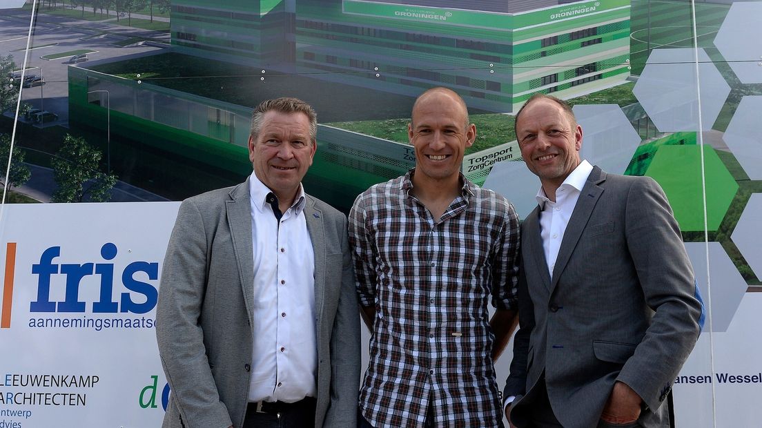 Hans Nijland, Arjen Robben en Gerard Kemkers poseren bij een bouwbord van het TopsportZorgCentrum