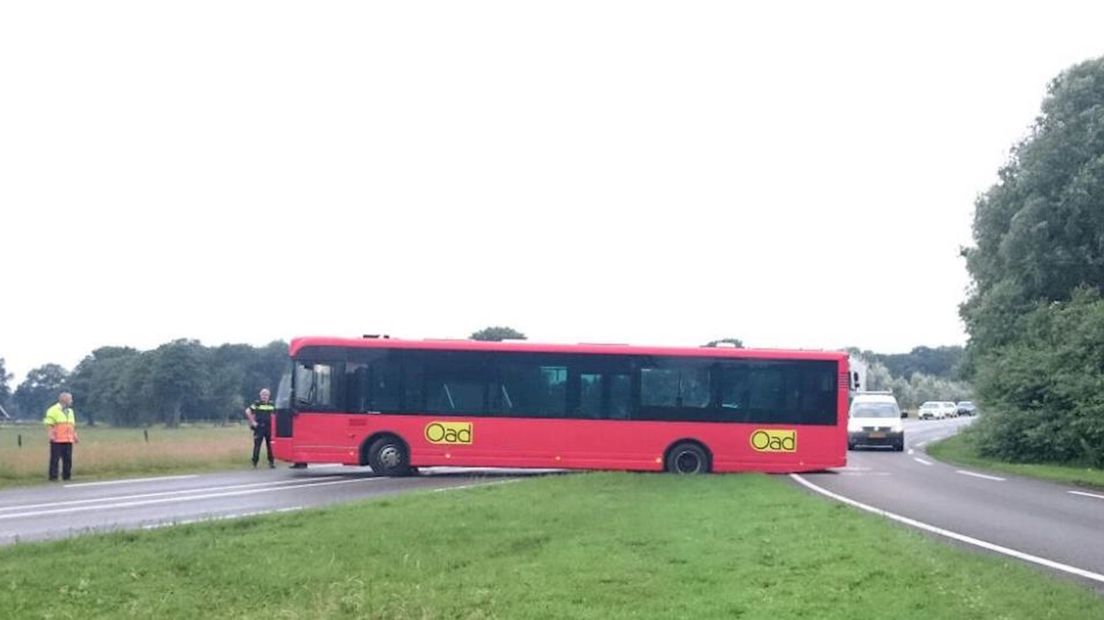De bus blokkeert de N347 tussen Goor en Enter