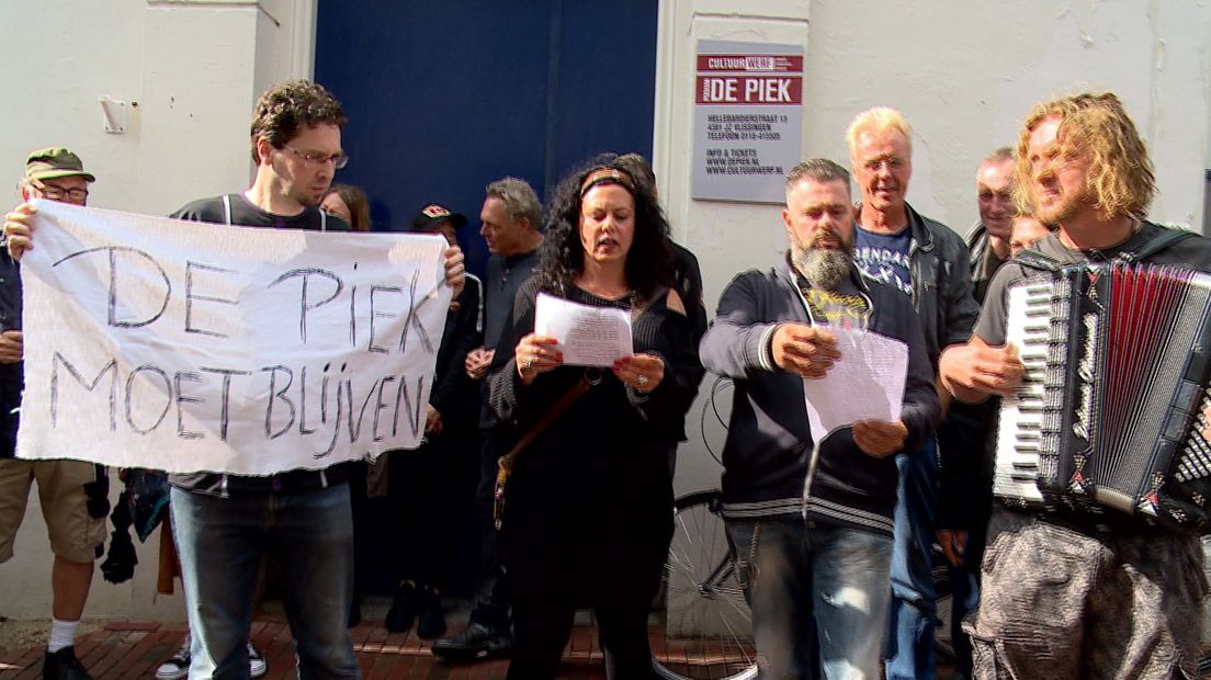 In augustus nam een groep muzikanten een protestlied op tegen sluiting van De Piek
