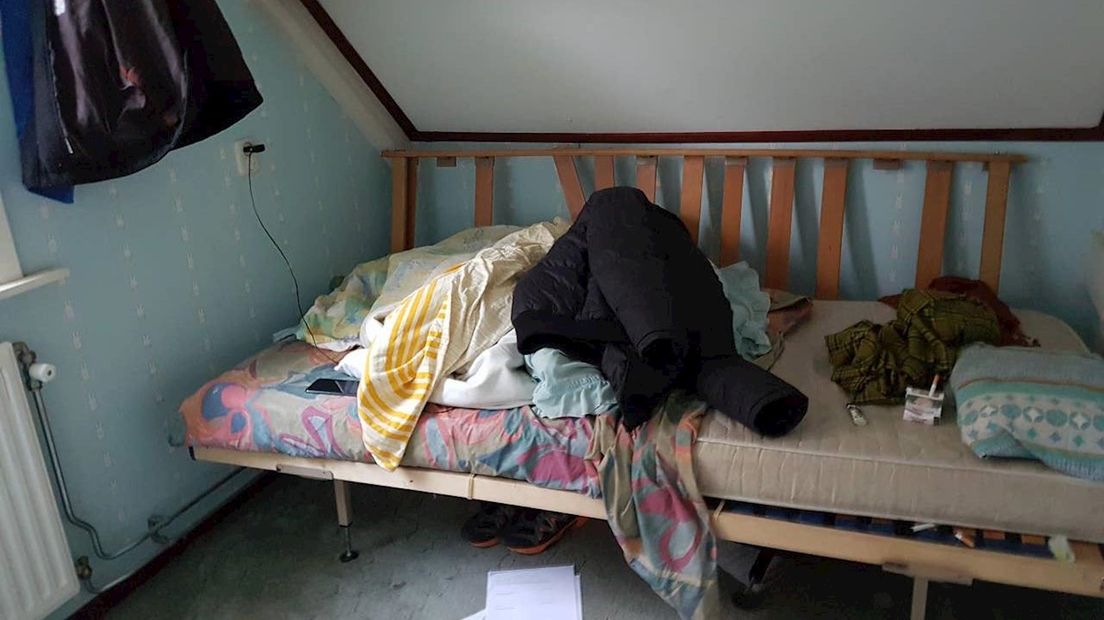 Het bed biedt, met wat goede wil, ruimte aan twee gasten