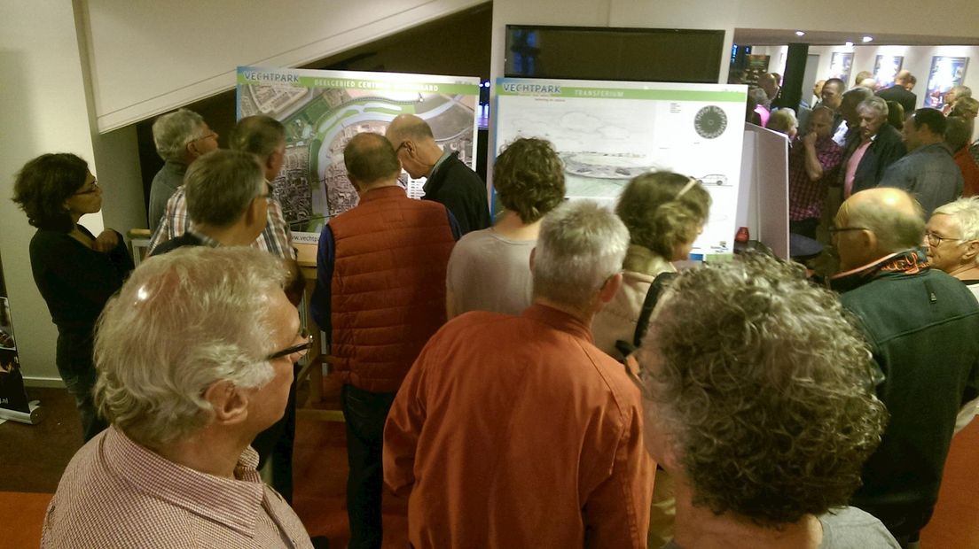 Belangstellenden kijken in theater de Voorvechter naar de ontwerpen
