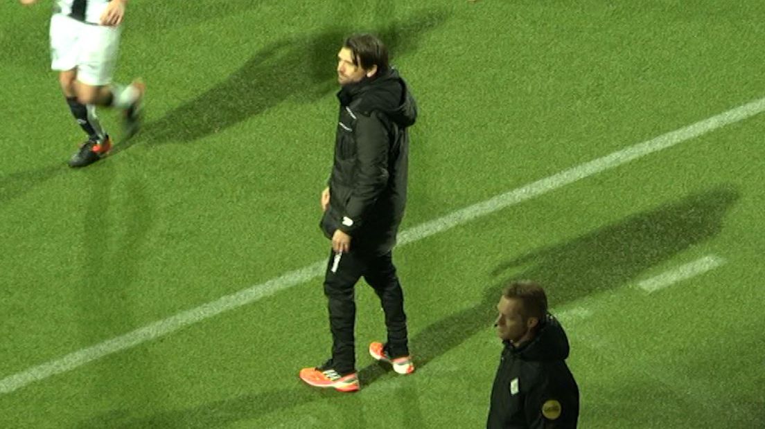 Peter Hyballa coachte NEC tegen Heracles niet alleen in trainingspak, maar ook op opvallende oranje schoenen.