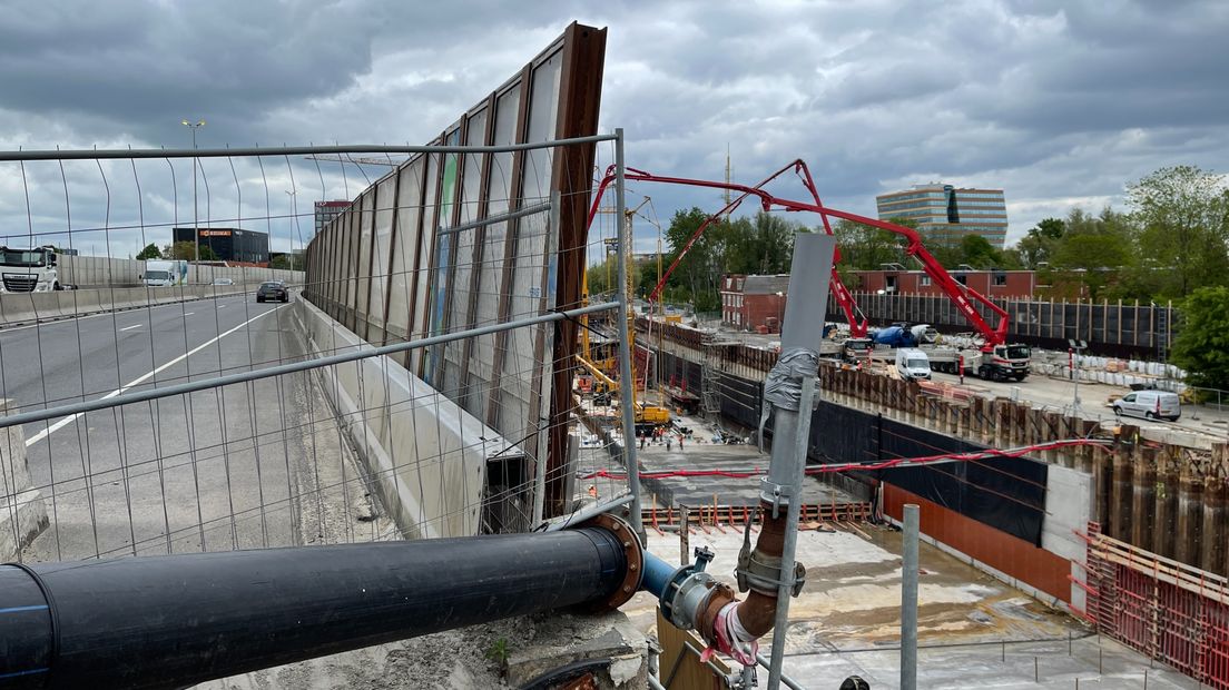 Links de oude weg waar nu nog overheen gereden wordt, rechts de nieuwe verdiepte ligging