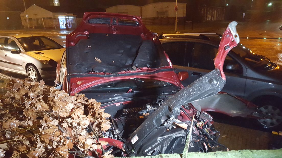Een automobilist heeft in de nacht van woensdag op donderdag een ravage aangericht in Nijmegen.