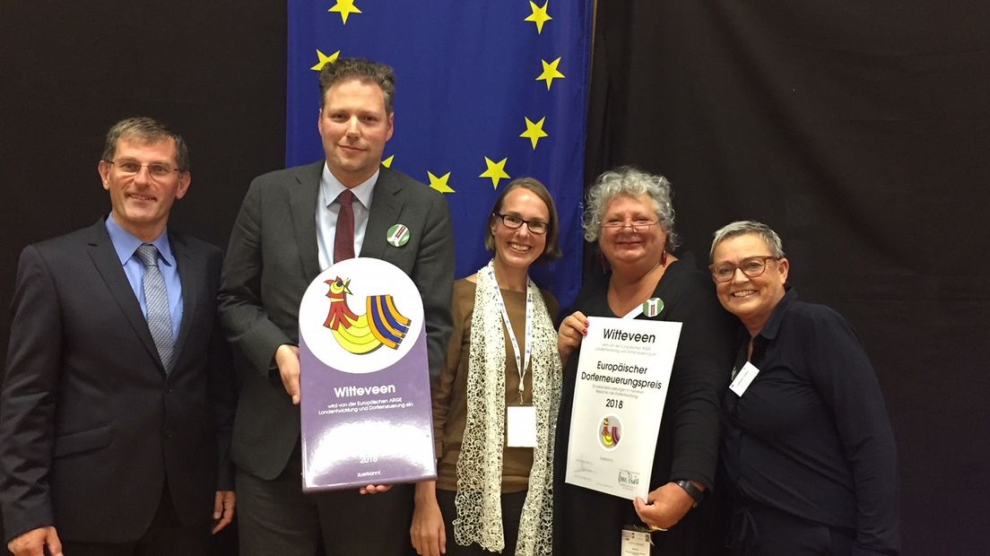 v.l.n.r. Carlo Lejeune (jurylid), Dennis Bouwman (wethouder), Nadja Häupl
(jurylid), Roos Glastra (inwoner Witteveen) en Liesbeth Langen (inwoner Witteveen) (Rechten: gemeente midden-Drenthe)