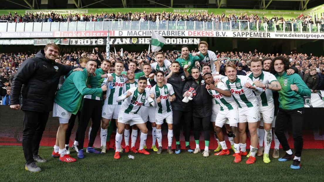De spelers van FC Groningen vieren de 1-0 overwinning tegen Feyenoord