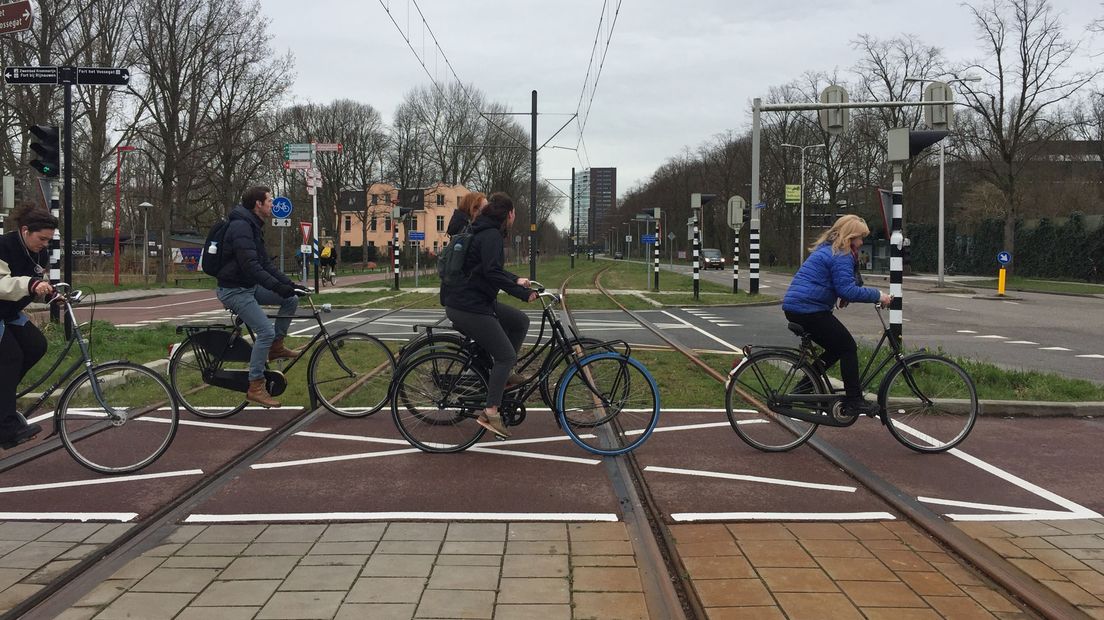 Hier staan fietsers stil bij veel verkeer