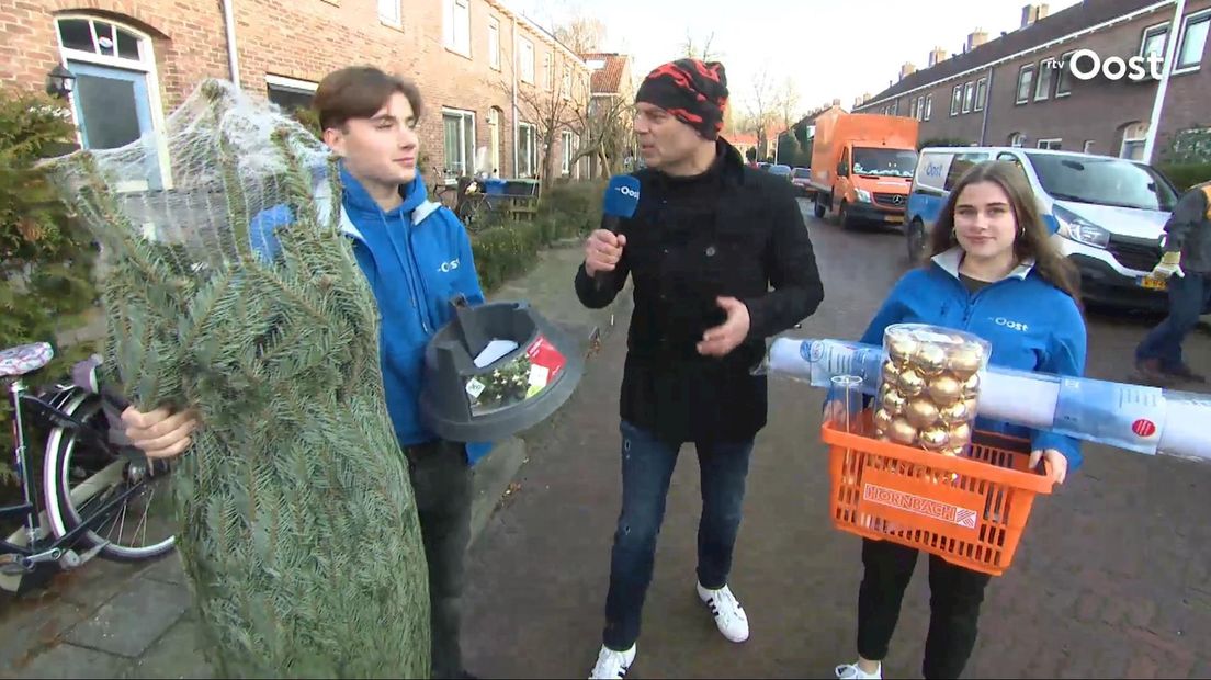 Een traan, een knuffel, een kus; dankbaarheid troef bij kerstbomenactie