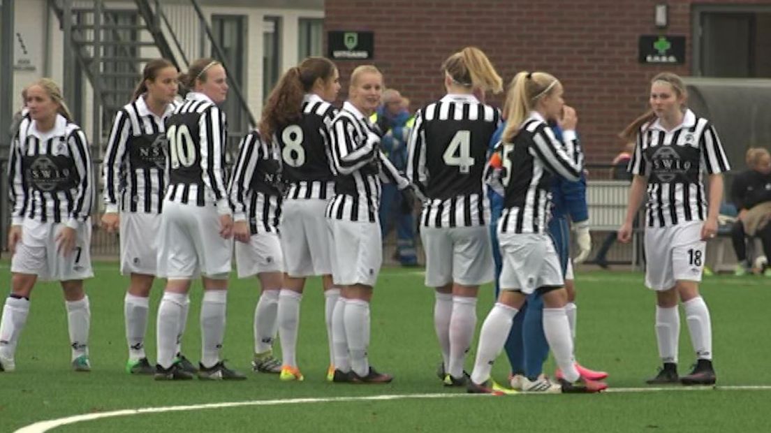Een nieuw team, met meiden van onder meer Heerenveen, Twente en uit amateurelftallen. Een gemixte groep die samen opnieuw gaat beginnen. Judith Thijssen is trainer van het dameselftal van Achilles en noemt het 'mooi dat de club er voor wil gaan'. Haar club speelt straks in de eredivisie.