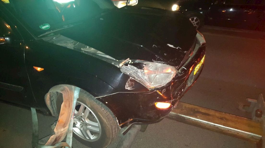Schade aan een van de auto's na het ongeluk in Hengelo